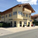 Reisebüro BÖGL – Außenansicht bei Sonnenschein